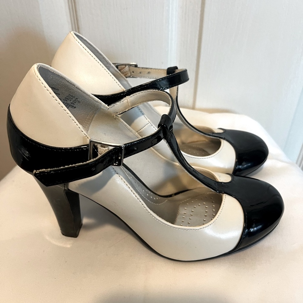 Vintage style saddle Oxford Black and white heels by DexFlex size 5